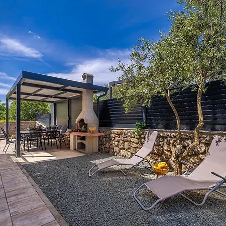 Dijana West 别墅 *